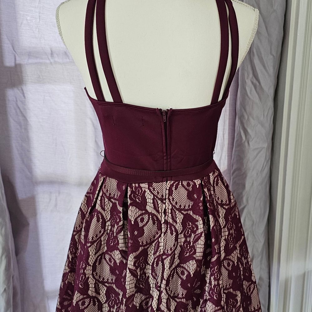 Elegant Burgundy Lace Dress - Picture 5 of 9